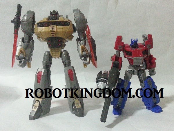 Hasbro Transformers Fall Of Cybertron Voyager Grimlock In Hand Images Show Lighting Effects  (3 of 12)